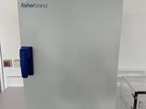 La machine est posée sur la table dans la pièce.