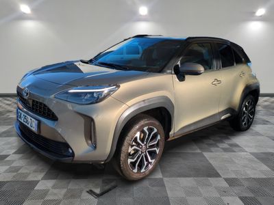 une Toyota RAV argentée garée dans une pièce au sol à carreaux