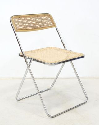 une image représentant une chaise pliante avec une assise en osier