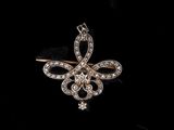 Gros plan sur une broche en or et diamants