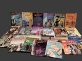 un grand nombre de livres posés sur une table