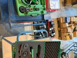 de nombreux outils posés sur une table