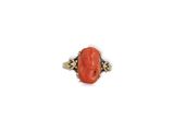Gros plan sur une bague contenant une pierre rouge