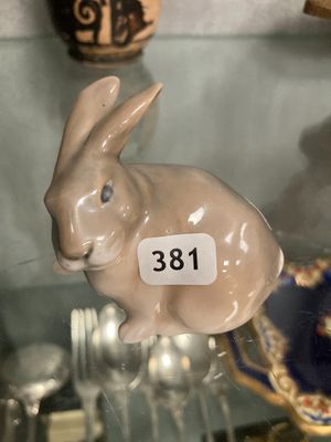 une figurine de lapin exposée dans une vitrine