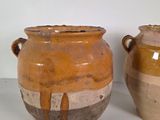 two vases sitting side by side on a table