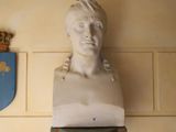 un buste de femme coiffée d'une couronne, posé au-dessus d'une horloge
