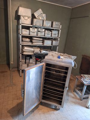une image représentant une pièce dans laquelle se trouvent de nombreux objets