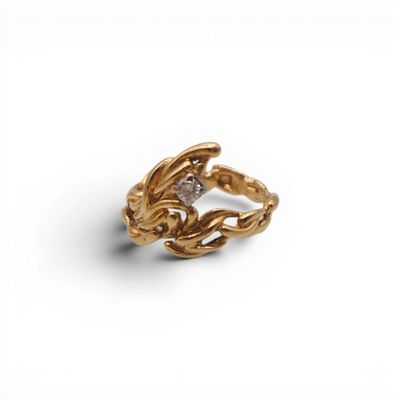 une image d'une bague en or avec un diamant au milieu