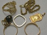 de nombreuses bagues et colliers de toutes sortes posés sur la table