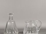 paire de vases en verre transparent munis d'un bouchon en verre sur le dessus