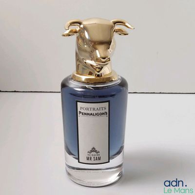 une image représentant un flacon de parfum orné d'une tête de taureau