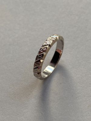 un gros plan d'une bague en argent posée sur une table