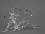 une figurine en verre représentant une femme assise par terre