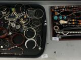 une valise remplie de bijoux posée sur une table
