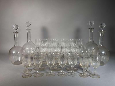 de nombreux verres à vin et carafes alignés sur la table