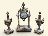 une horloge posée à côté de trois vases