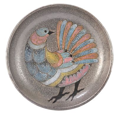 une photo d'une assiette sur laquelle est peint un oiseau