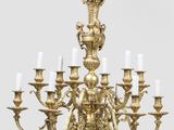 un grand lustre en laiton à cinq branches et cinq lumières