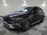 Le nouveau SUV Mercedes est garé sur un sol à damier.