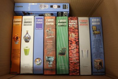 une boîte remplie de livres posée sur une table