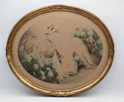une vieille photo d'une femme en robe blanche, assise sur un banc