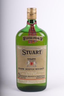 une image représentant une bouteille de whisky écossais « Stuart Rare » sur fond blanc