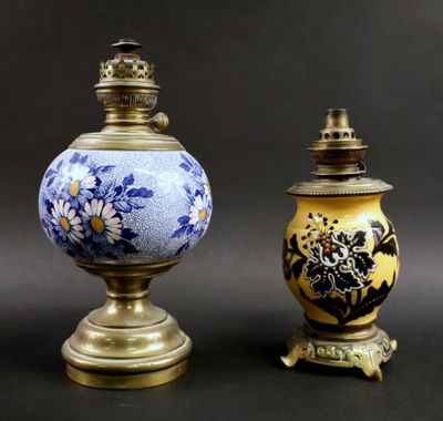 Deux pieds de lampes à pétrole en céramique et laiton. Haute…