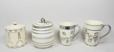 Quatre types différents de tasses à café et de soucoupes sont alignés sur une table