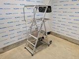 une image représentant une échelle devant un mur sur lequel est accrochée une pancarte
