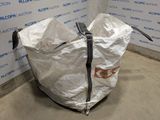 une image représentant un sac muni d'une anse dans une pièce