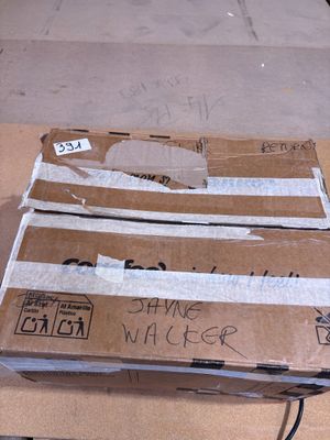 deux boîtes posées sur une boîte en carton