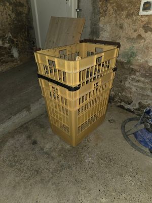 une caisse jaune posée au milieu d'une pièce sale