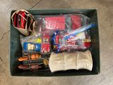 une boîte verte remplie d'objets divers, posée par terre