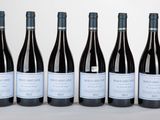 six bouteilles de vin rouge alignées