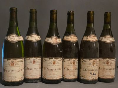 six bouteilles de vin sont alignées sur une table