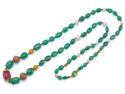 un gros plan d'un long collier orné de perles vertes sur fond blanc