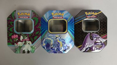 trois types différents de lunettes Pokémon empilées les unes sur les autres