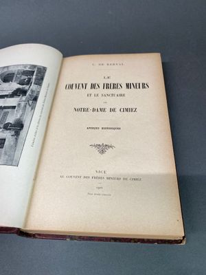 un livre ouvert sur lequel figure une photo en noir et blanc d'un homme et d'une femme assis sur un banc