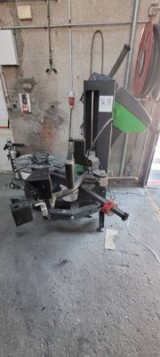 une photo d'une moto en cours de réparation dans un garage