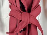 un gros plan sur un manteau rouge porté par un mannequin