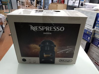 une boîte posée sur une table dans un magasin