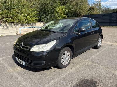 la petite voiture noire est garée dans le parking
