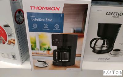 trois cafetières exposées dans un magasin