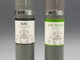 deux flacons de soins pour le visage posés côte à côte sur une surface grise