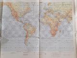une carte du monde posée sur une feuille de papier