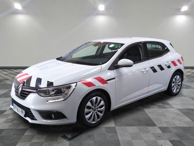 une voiture blanche avec une bande rouge sur le côté