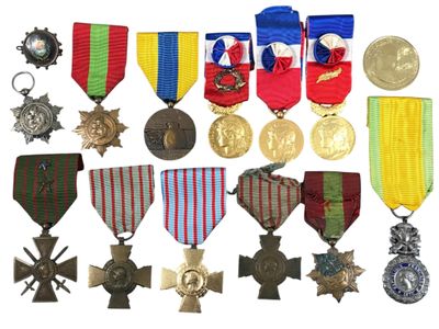 Ensemble comprenant MEDAILLE DE LA SOMME, CROIX DE GUERRE 19… - Photo 1
