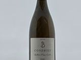 la bouteille de vin est posée sur la table sur la table