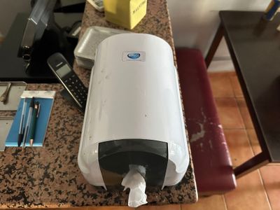 1 distributeur à papier ADISCO.