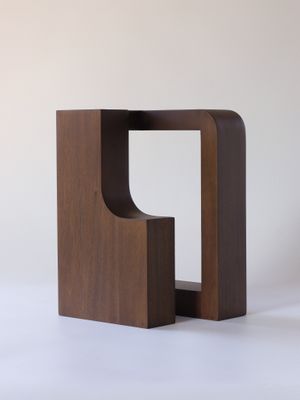 une image représentant une table en bois avec un plateau de forme carrée